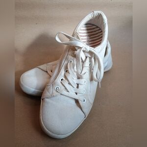 Taos Star Womens Size 9 Shoes White Canvas Lace Up Low Top Comfort Sneaker Arch